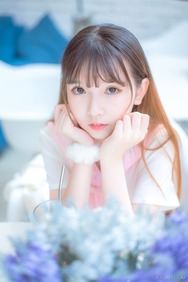 “夫君~”一名美妇带着一股慵懒的风情来到刘璝身后，轻声唤道。