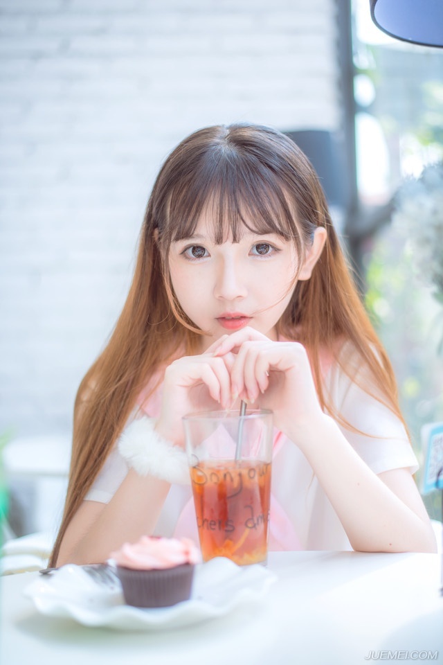 命运如同手中的掌纹，无论多曲折，终掌握在自己手中。